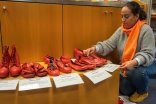 3)	Nora Arharbi (re.), Gleichstellungsbeauftragte der Stadt Kronberg, hatte mit den Kronberger Frauenverbänden den Rahmen für den Aktionstag gestaltet und hierzu unter anderem die Kunst-Installation „Rote Schuhe“ in die Stadt geholt. Jedes Paar Schuhe steht für eine Frau, die einem Femizid zum Opfer gefallen ist.