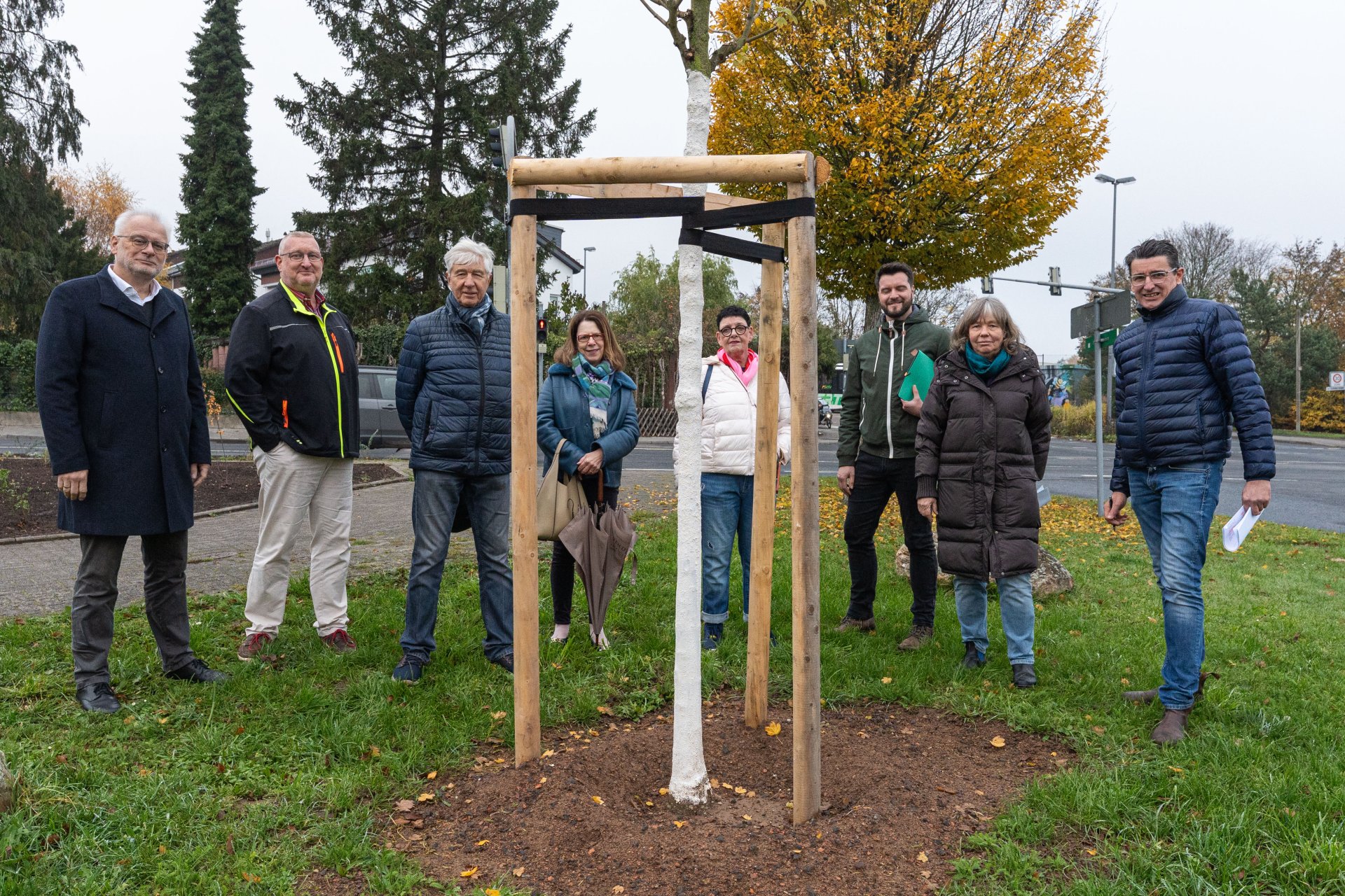 Yvonne Richter und Marcel Homrighausen (2.u.3.v.li.) vom städtischen Umweltreferat informierten Mitglieder des Magistrats über die naturnahe Neugestaltung entlang der Oberhöchstädter Straße (v.re.): Bürgermeister Christoph König, Gilbert Sonntag, Prof. Dr. Jörg Mehlhorn, Felicitas Hüsing und Petra Fischer-Thöns sowie Erster Stadtrat Heiko Wolf (re.).