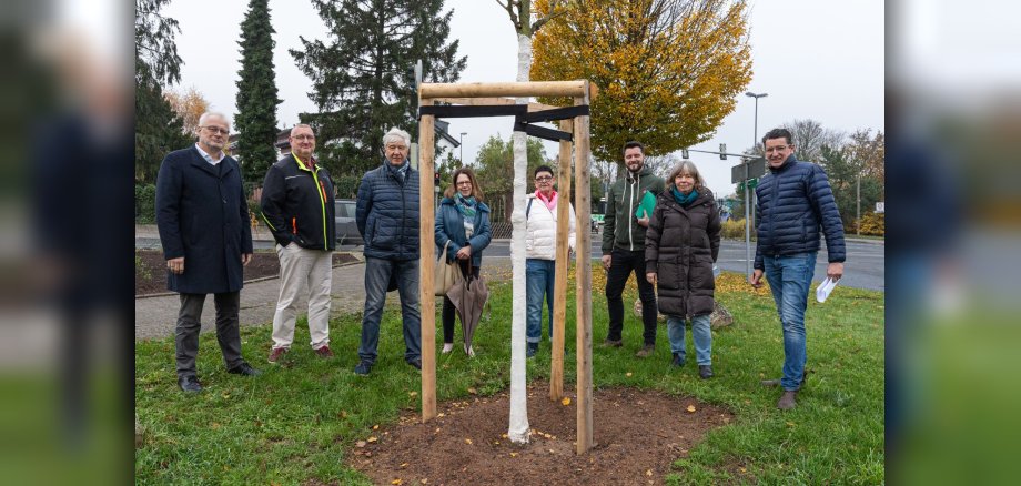 Yvonne Richter und Marcel Homrighausen (2.u.3.v.li.) vom städtischen Umweltreferat informierten Mitglieder des Magistrats über die naturnahe Neugestaltung entlang der Oberhöchstädter Straße (v.re.): Bürgermeister Christoph König, Gilbert Sonntag, Prof. Dr. Jörg Mehlhorn, Felicitas Hüsing und Petra Fischer-Thöns sowie Erster Stadtrat Heiko Wolf (re.).