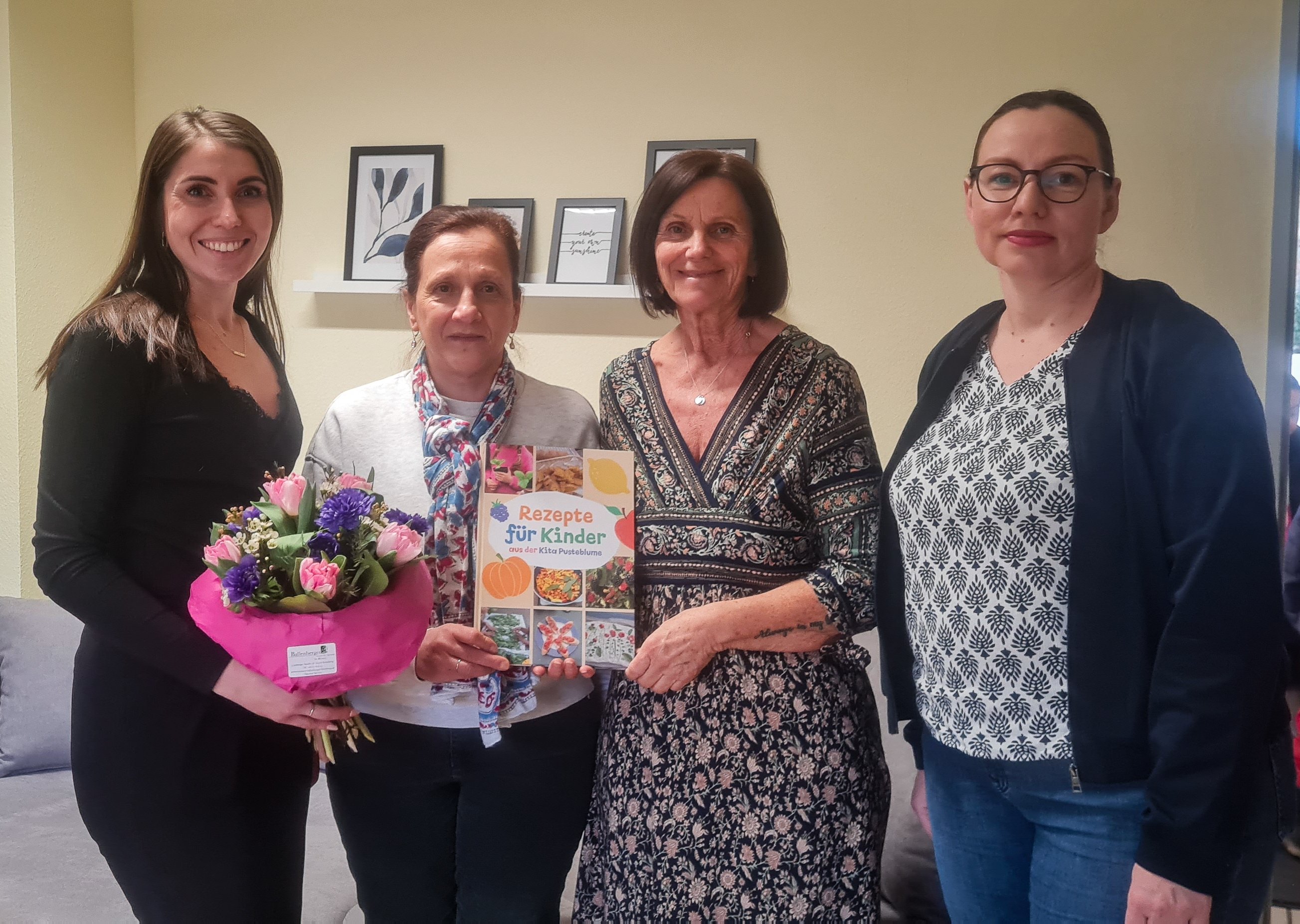 Chiara Salvatore-Weidmann, Flora Rosamilia, Eva Färber und Sabine Telle, die Vorsitzende des Fördervereins (v.li.), präsentieren mit großer Freude das Kita-Kochbuch. Die Rezepte, die Flora Rosamilia dafür zusammengestellt hat, sind nicht nur lecker und gesund, sondern auch kinderleicht nachzukochen.