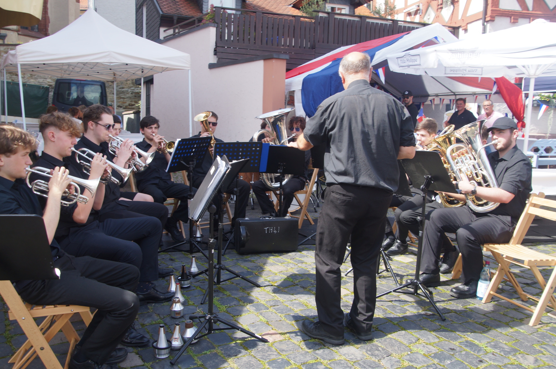 Die Jugend-Brass-Band aus Kronbergs walisischer Partnerstadt Aberystwyth wird auch beim diesjährigen Kunst- und Weinmarkt mehrere Kostproben ihres musikalischen Könnens geben. Die Jugend-Brass-Band aus Kronbergs walisischer Partnerstadt Aberystwyth wird auch beim diesjährigen Kunst- und Weinmarkt mehrere Kostproben ihres musikalischen Könnens geben.