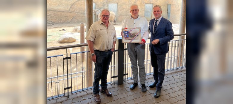 Kronbergs Bürgermeister Christoph König (Mitte) überreicht den Abzug eines über 100 Jahre alten Fotos an Zoo-Direktor Dr. Thomas Kauffels (li.) und den Vorstandsvorsitzenden der den Zoo tragenden „von Opel Hessische Zoostiftung“, Gregor von Opel (re.). 