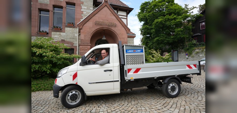 John Rene Mack ist startklar. Der neue Mitarbeiter der Stadt wird sich künftig der kleineren Schönheitsfehler im Stadtbild annehmen.
