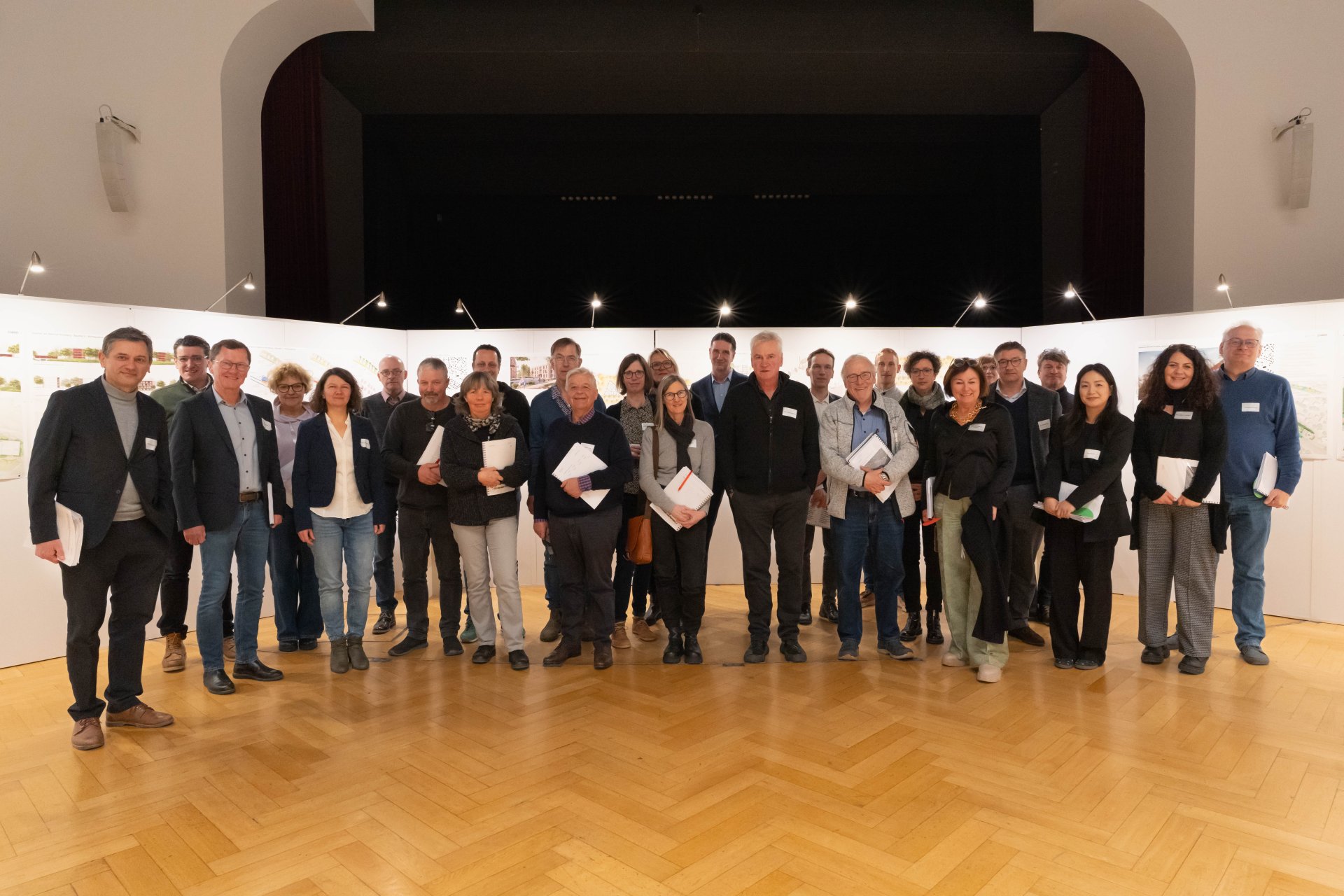 Das Preisgericht unter dem Vorsitz von Professor Zvonko Turkali hatte sich einen ganzen Tag Zeit genommen, um die 19 Wettbewerbsbeiträge unter die Lupe zu nehmen und zu bewerten. Wer den Sieg davon getragen hat und wer auf den Plätzen zwei und drei gelandet ist, wird am 3. April bekannt gegeben.