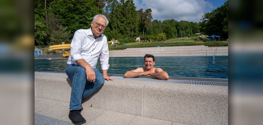 Bei frischen 19 Grad war Kronbergs Erster Stadtrat Heiko Wolf (re.) beim traditionellen Anschwimmen unter den ersten im Wasser. Bürgermeister Christoph König (li.) zollte dem Kollegen dafür vom Beckenrand aus den verdienten Respekt.