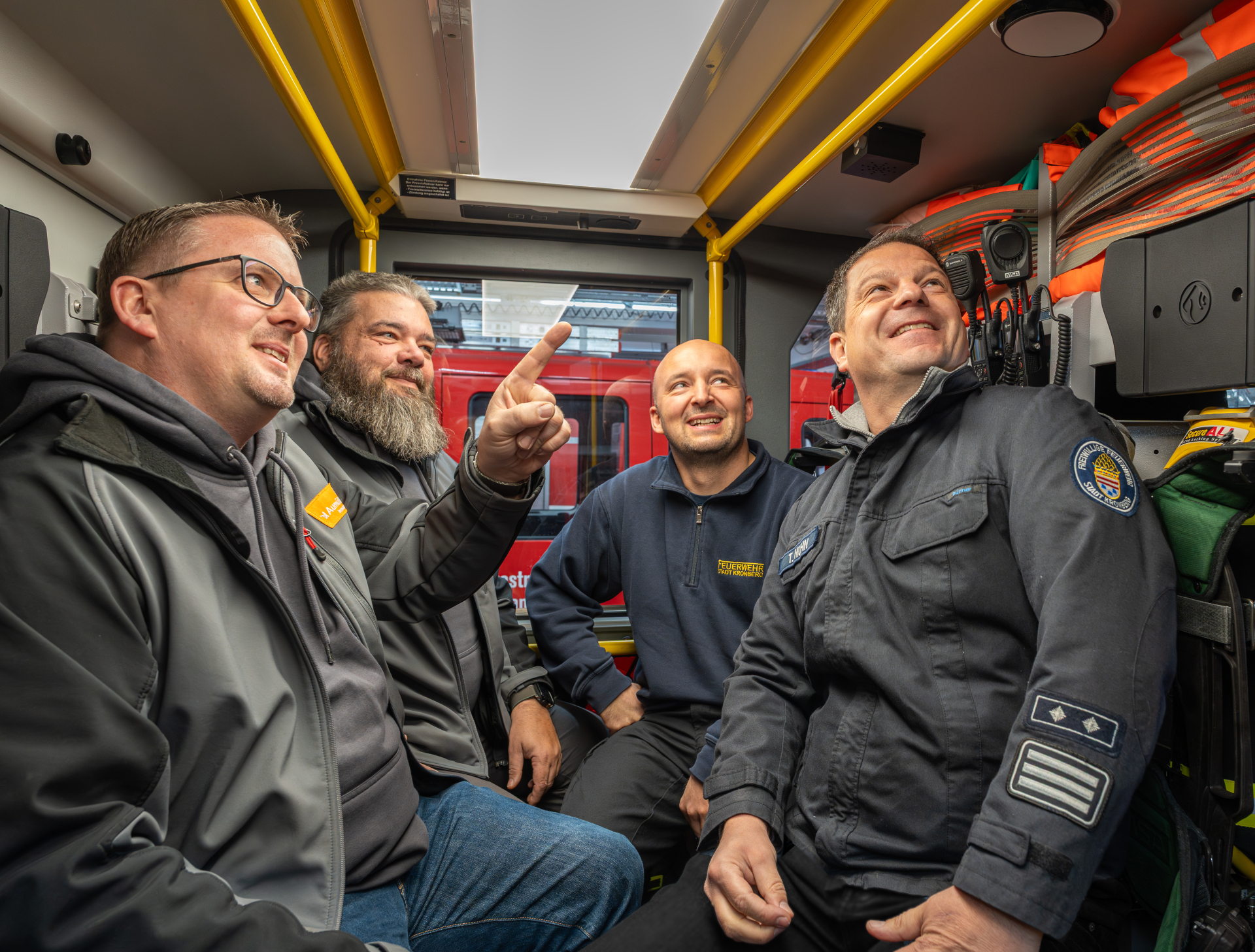 Markus Eisenacher und Thomas Schwind (v.li.) von der Firma Aumüller Brandschutz sind ebenso wie Stadtbrandinspektor Thorsten Nuhn und Gerätewart Christopher Dietz (v.re.) davon überzeugt, dass die Rauchmelder wertvolle Dienste leisten werden.