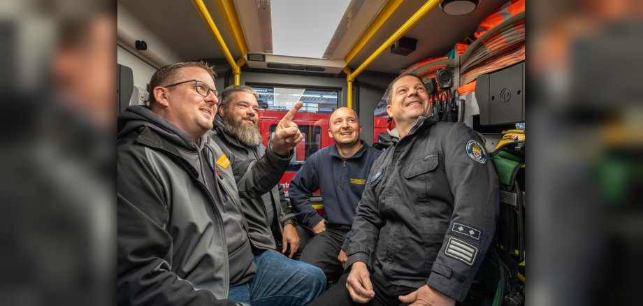 Markus Eisenacher und Thomas Schwind (v.li.) von der Firma Aumüller Brandschutz sind ebenso wie Stadtbrandinspektor Thorsten Nuhn und Gerätewart Christopher Dietz (v.re.) davon überzeugt, dass die Rauchmelder wertvolle Dienste leisten werden.