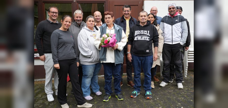 Nach 45 Jahren verlassen Elvira (6.v.li.) und Günther Cohn (8.v.li.) gemeinsam mit ihrer Tochter Sandra (4.v.li.) die Gaststätte im Kronberger Waldschwimmbad. Wie sehr sie fehlen werden, zeigte die große Zahl an Freunden und Weggefährten, die sich zur Verabschiedung eingefunden hatten.