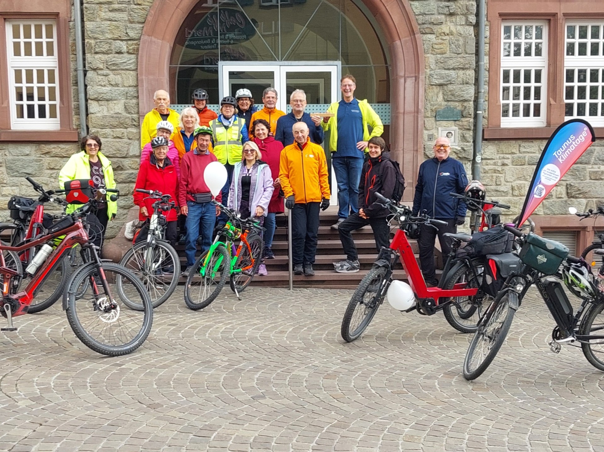 Mit dem Ende des Stadtradelns rollte auch die erstmalig ausgetragene „Tour de Hochtaunuskreis“ aus. Am Zielort in Kronberg überreichte Christian Bandy (obere Reihe, li.) gemeinsam mit den anderen Gästen aus Königstein den Staffelstab an Kronbergs Bürgermeister Christoph König (obere Reihe 2.v.li.). Mit dem Ende des Stadtradelns rollte auch die erstmalig ausgetragene „Tour de Hochtaunuskreis“ aus. Am Zielort in Kronberg überreichte Christian Bandy (obere Reihe, li.) gemeinsam mit den anderen Gästen aus Königstein den Staffelstab an Kronbergs Bürgermeister Christoph König (obere Reihe 2.v.li.).
