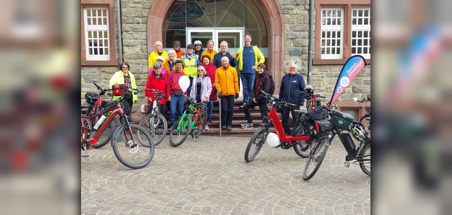 Mit dem Ende des Stadtradelns rollte auch die erstmalig ausgetragene „Tour de Hochtaunuskreis“ aus. Am Zielort in Kronberg überreichte Christian Bandy (obere Reihe, li.) gemeinsam mit den anderen Gästen aus Königstein den Staffelstab an Kronbergs Bürgermeister Christoph König (obere Reihe 2.v.li.).