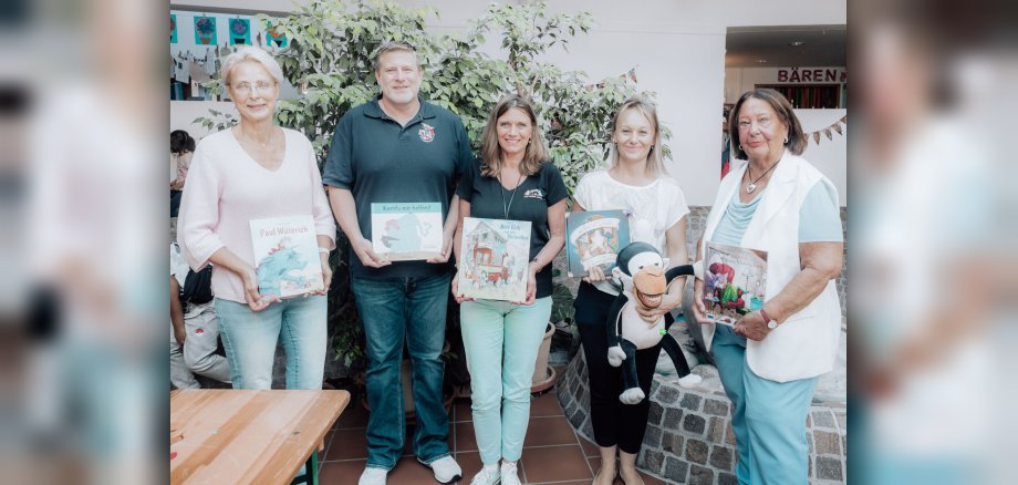 Sie stellten den Mädchen und Jungen in der Kita Schöne Aussicht eine kindgerechte Auswahl ihrer Herzensbücher vor (v.l.): Claudia Opsomer, Jörg Kouth, Gabi Krieger, Dr. Nicole Pryca und Doris Bender.