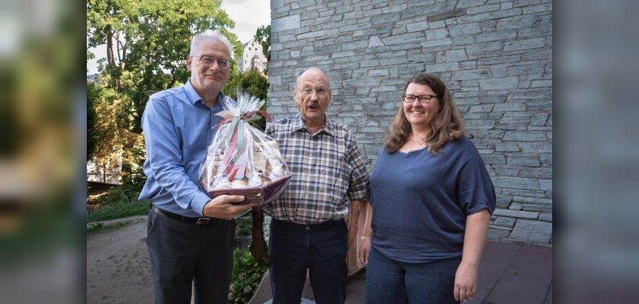 Mit herzlichem Dank und einem Präsent wurde Ulrich Heinecke (Mitte) von Bürgermeister Christoph König (li.) und Fachreferatsleiterin Annika Carstens (re.). verabschiedet.