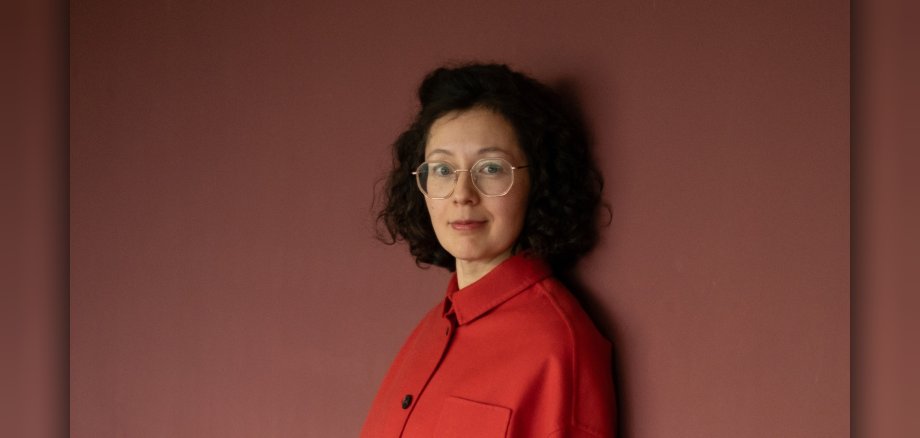 Die deutsch-japanische Autorin Yuko Kuhn liest am 20. Oktober 2025 in der Kronberger Stadtbücherei aus ihrem Debütroman „Onigiri“.