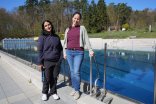 Parnian Bitaraf (li.) und Verena Methfessel (re.) werden wie das Waldschwimmbad zum 2. Mai startklar sein. Gemeinsam mit ihren Kollegen werden die beiden Schwimmmeisterinnen über die Saison hinweg für die Badegäste da sein.