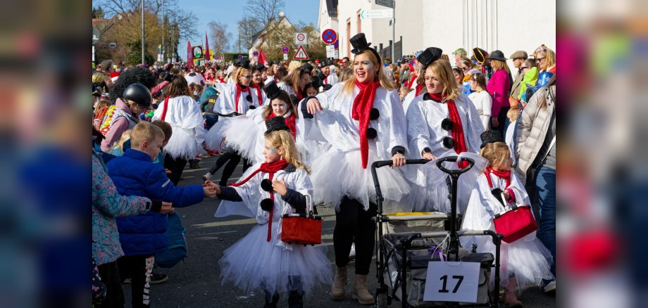I.	Der Oberhöchstädter Karnevalsumzug ist seit vielen Jahren eine willkommene Gelegenheit für kleine und große Närrinnen und Narrhallesen, die Fastnacht im Taunus vor Aschermittwoch noch einmal hochleben zu lassen. Für den diesjährigen Fastnachtsdienstag sind insgesamt 66 Zugnummern angekündigt.