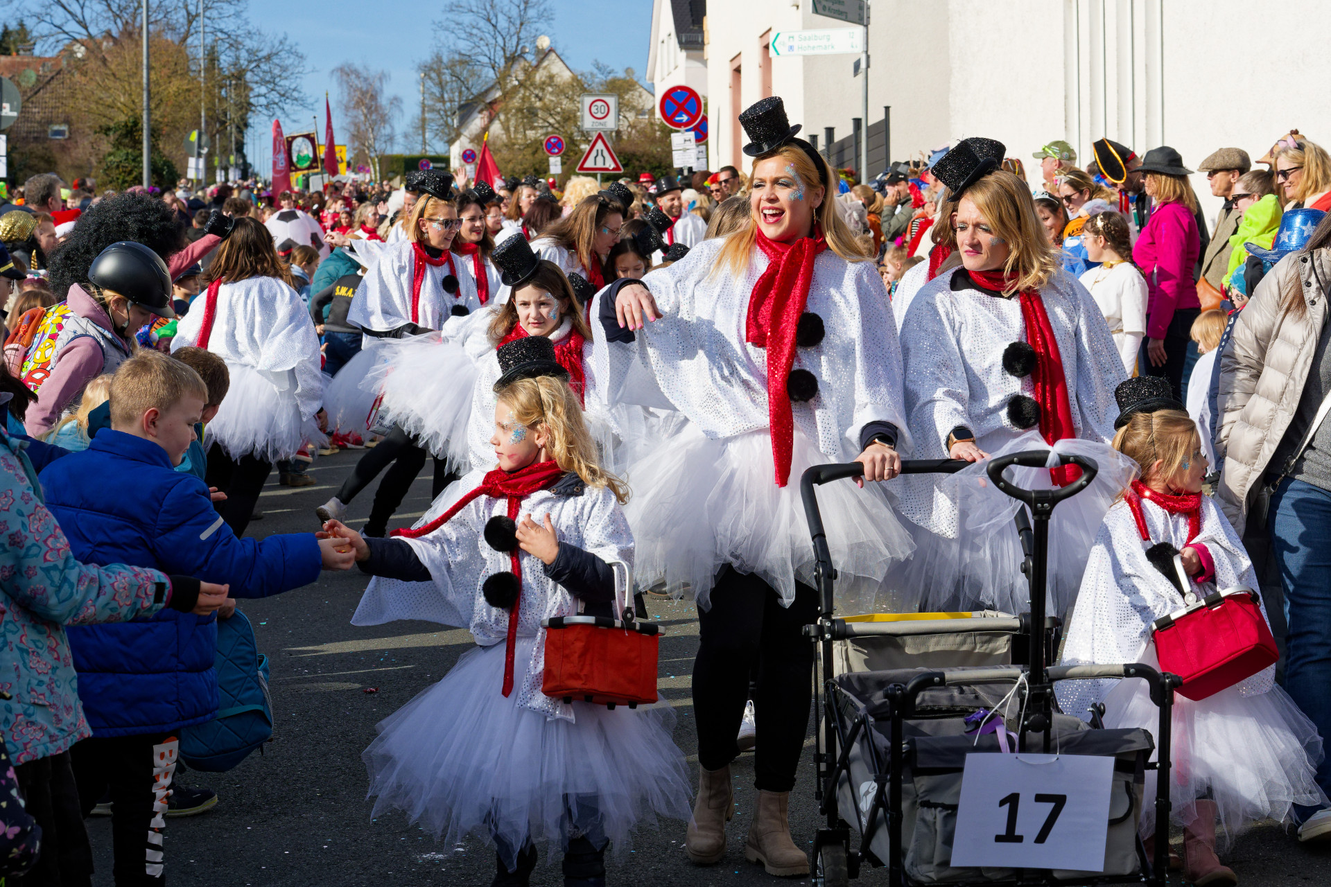 I.	Der Oberhöchstädter Karnevalsumzug ist seit vielen Jahren eine willkommene Gelegenheit für kleine und große Närrinnen und Narrhallesen, die Fastnacht im Taunus vor Aschermittwoch noch einmal hochleben zu lassen. Für den diesjährigen Fastnachtsdienstag sind insgesamt 66 Zugnummern angekündigt.