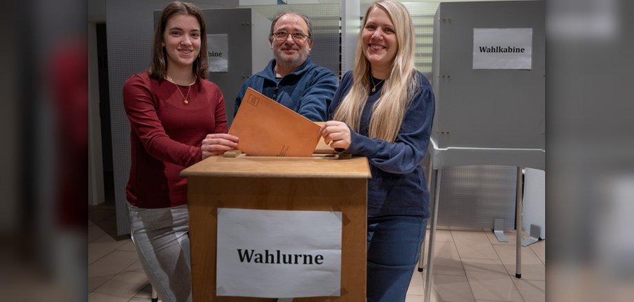Im Kronberger Bürgerbüro am Berliner Platz können die Briefwahlunterlagen nicht nur abgegeben werden. Wer möchte, kann auch gleich dort wählen. Das Team des Bürgerbüros um Victoria Faust, Achim Würz und Hanna Zubrod (v.li.) hat alles vorbereitet.