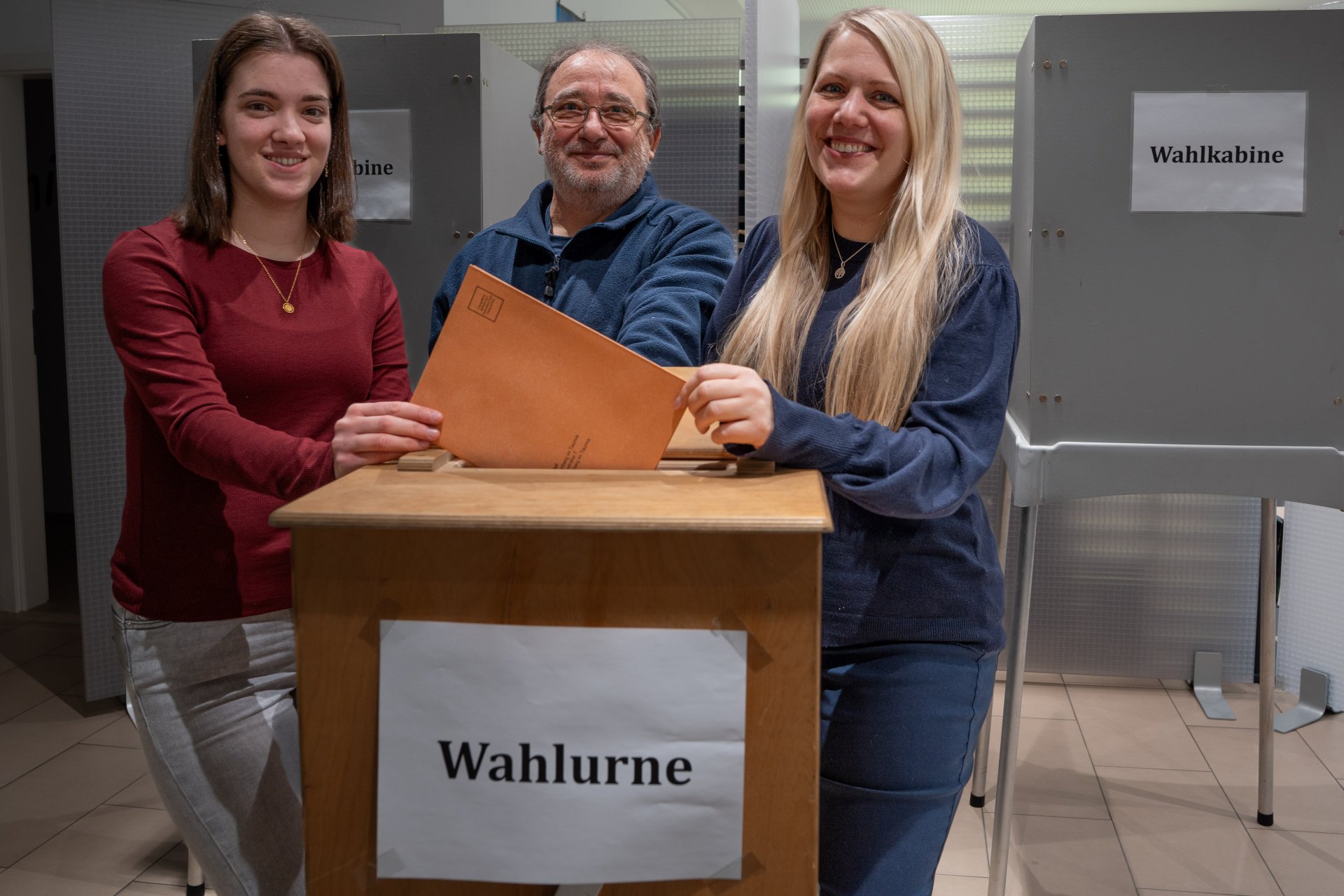 Im Kronberger Bürgerbüro am Berliner Platz können die Briefwahlunterlagen nicht nur abgegeben werden. Wer möchte, kann auch gleich dort wählen. Das Team des Bürgerbüros um Victoria Faust, Achim Würz und Hanna Zubrod (v.li.) hat alles vorbereitet.