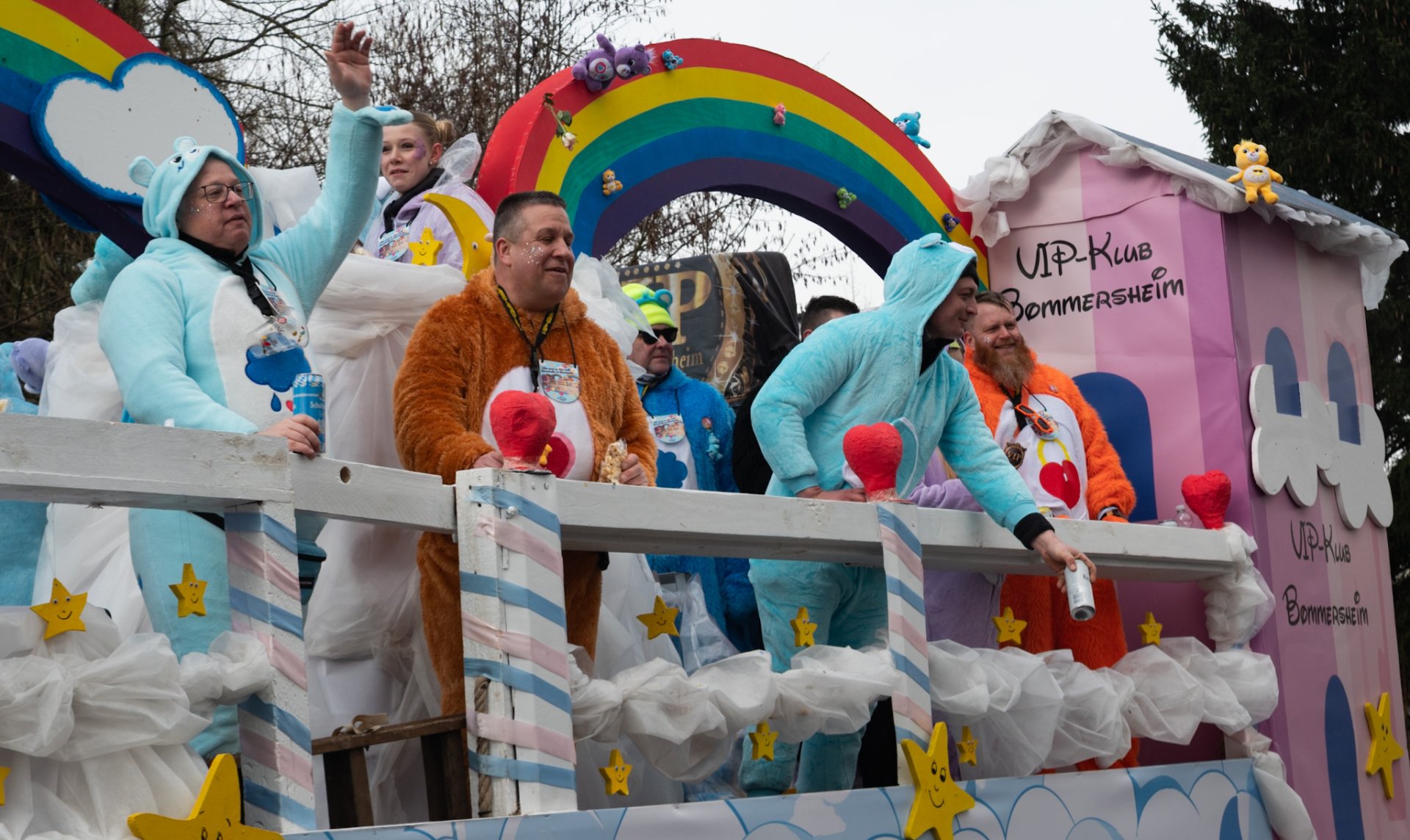 Der Motivwagen des VIP-Klub Bommersheims gehörte zu den zehn Zugnummern beim Oberhöchstädter Fastnachtsumzug, die von der Jury mit einem Preis bedacht wurden.