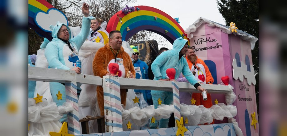 Der Motivwagen des VIP-Klub Bommersheims gehörte zu den zehn Zugnummern beim Oberhöchstädter Fastnachtsumzug, die von der Jury mit einem Preis bedacht wurden.