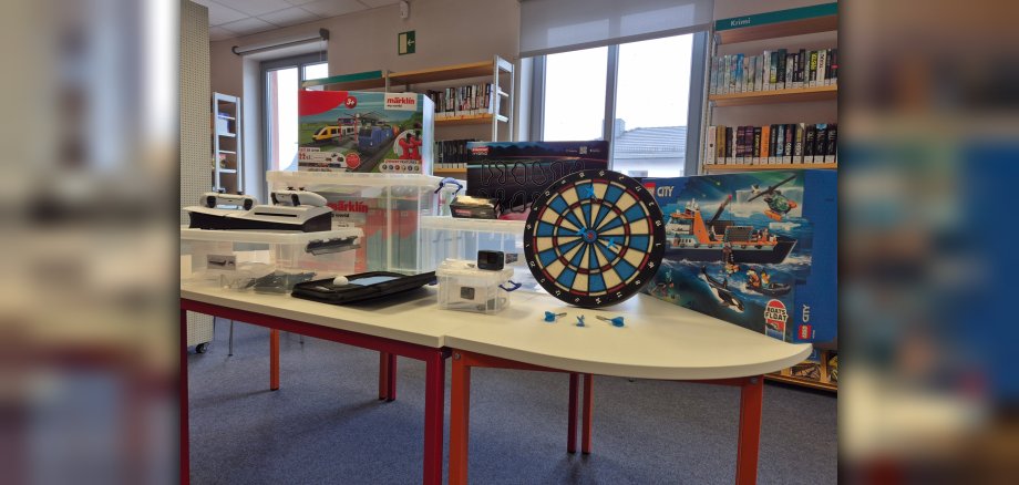 Unter den Sachen, die seit Ende 2025 die Bibliothek der Dinge erweitern, zählen unter anderem eine Dartscheibe, eine Playstation und eine Modelleisenbahn. Unter den Sachen, die seit Ende 2025 die Bibliothek der Dinge erweitern, zählen unter anderem eine Dartscheibe, eine Playstation und eine Modelleisenbahn.