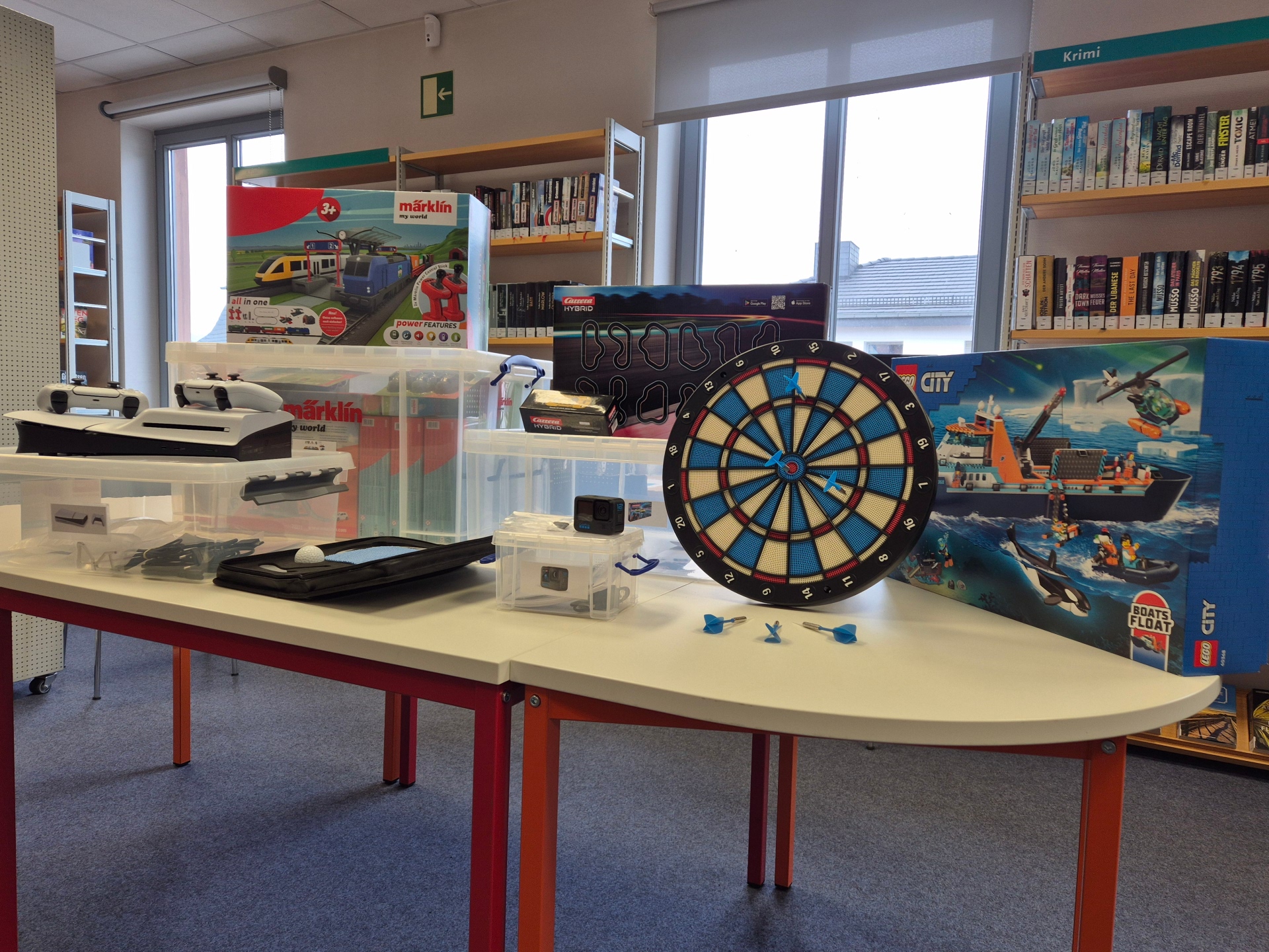 Unter den Sachen, die seit Ende 2025 die Bibliothek der Dinge erweitern, zählen unter anderem eine Dartscheibe, eine Playstation und eine Modelleisenbahn. Unter den Sachen, die seit Ende 2025 die Bibliothek der Dinge erweitern, zählen unter anderem eine Dartscheibe, eine Playstation und eine Modelleisenbahn.