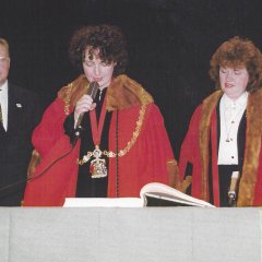 1997 wurde die Städtepartnerschaft zwischen Kronberg und „Aber“ besiegelt. Vonseiten der Burgstadt war es der damals amtierende Bürgermeister Wilhelm Kreß (li.), der gemeinsam mit seiner walisischen Amtskollegin Elin Jones (Mitte) die Verschwisterung perfekt machte. Ebenfalls im Bild: die Präsidentin des Partnerschaftsvereins in Aberystwyth, Carol Ann Kolzcak (re.). 1997 wurde die Städtepartnerschaft zwischen Kronberg und „Aber“ besiegelt. Vonseiten der Burgstadt war es der damals amtierende Bürgermeister Wilhelm Kreß (li.), der gemeinsam mit seiner walisischen Amtskollegin Elin Jones (Mitte) die Verschwisterung perfekt machte. Ebenfalls im Bild: die Präsidentin des Partnerschaftsvereins in Aberystwyth, Carol Ann Kolzcak (re.).