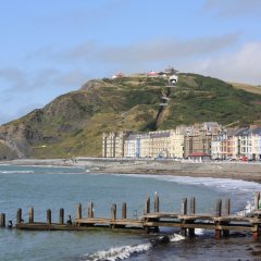 Malerisch an der Westküste von Wales gelegen, ist Aberystwyth mit seiner viktorianischen Strandpromenade mehr als nur eine Reise wert. Kein Wunder, dass es die Kronbergerinnen und Kronberger dort immer wieder hinzieht. Malerisch an der Westküste von Wales gelegen, ist Aberystwyth mit seiner viktorianischen Strandpromenade mehr als nur eine Reise wert. Kein Wunder, dass es die Kronbergerinnen und Kronberger dort immer wieder hinzieht.