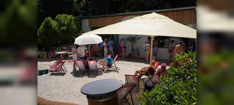 Vorbei die Zeit der Brauerei-Patina vergangener Gastro-Tage. Der komplett neu gestaltete Beach Club kam bei den Besucherinnen und Besuchern des Waldschwimmbads vom Start weg sehr gut an.