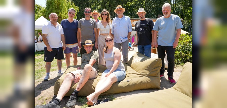 Zur Eröffnung des neuen Beach Clubs konnte Betreiber Michael Jägers (3.v.li.) mit Stadtverordnetenvorsteher Andreas Knoche, Bürgermeister Christoph König (2.u.3.v.re.) und Erstem Stadtrat Heiko Wolf (stehend 4.v.li.) nicht nur die Spitzen der Burgstadt begrüßen, sondern auch eine Reihe von Mitarbeitenden der Stadtverwaltung und der Stadtwerke, die in den vergangenen drei Monaten mit viel Einsatz und Können die Grundsanierung der in die Jahre gekommenen Freibad-Gastronomie vorangetrieben hatten. Zur Eröffnung des neuen Beach Clubs konnte Betreiber Michael Jägers (3.v.li.) mit Stadtverordnetenvorsteher Andreas Knoche, Bürgermeister Christoph König (2.u.3.v.re.) und Erstem Stadtrat Heiko Wolf (stehend 4.v.li.) nicht nur die Spitzen der Burgstadt begrüßen, sondern auch eine Reihe von Mitarbeitenden der Stadtverwaltung und der Stadtwerke, die in den vergangenen drei Monaten mit viel Einsatz und Können die Grundsanierung der in die Jahre gekommenen Freibad-Gastronomie vorangetrieben hatten.