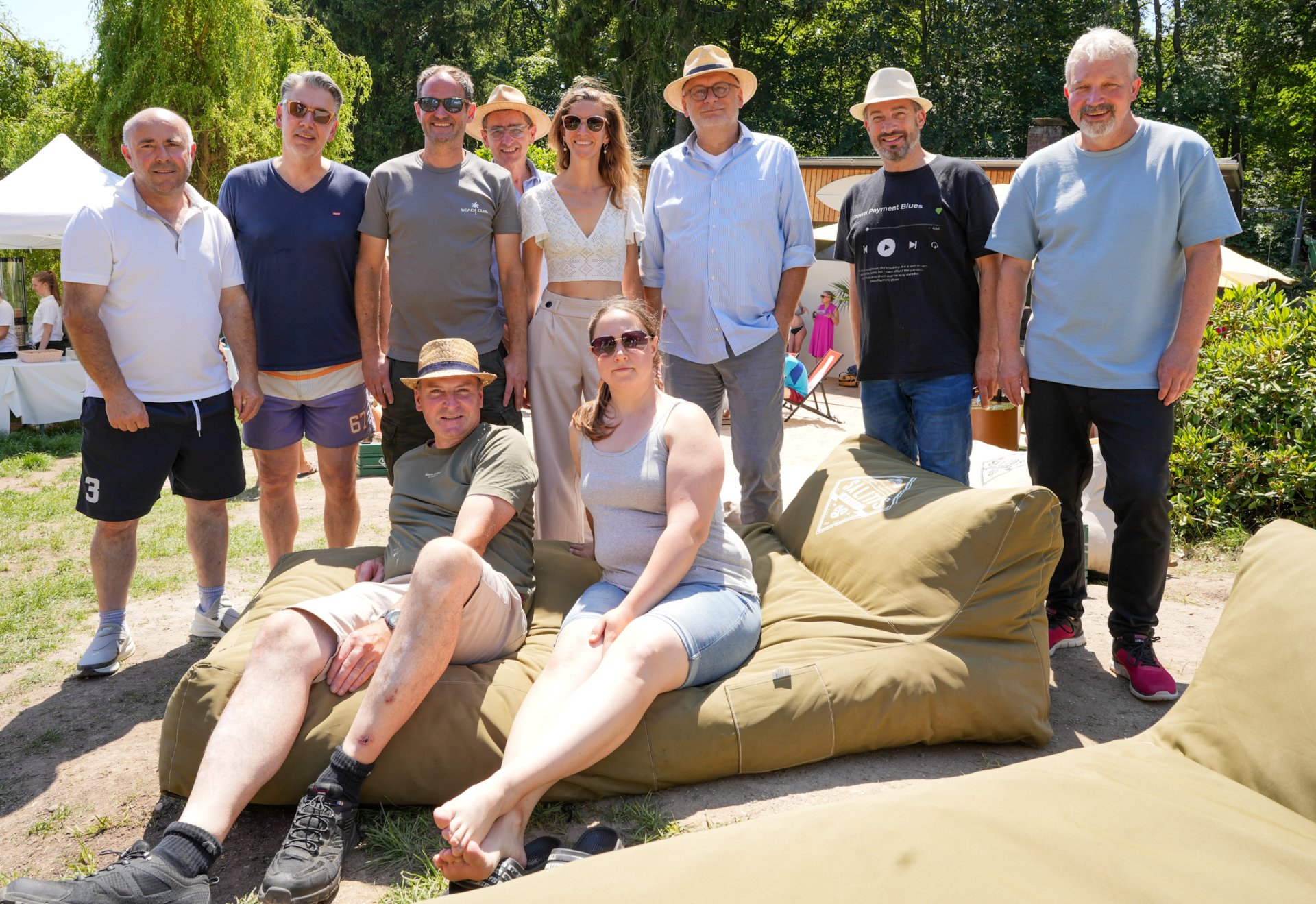Zur Eröffnung des neuen Beach Clubs konnte Betreiber Michael Jägers (3.v.li.) mit Stadtverordnetenvorsteher Andreas Knoche, Bürgermeister Christoph König (2.u.3.v.re.) und Erstem Stadtrat Heiko Wolf (stehend 4.v.li.) nicht nur die Spitzen der Burgstadt begrüßen, sondern auch eine Reihe von Mitarbeitenden der Stadtverwaltung und der Stadtwerke, die in den vergangenen drei Monaten mit viel Einsatz und Können die Grundsanierung der in die Jahre gekommenen Freibad-Gastronomie vorangetrieben hatten. Zur Eröffnung des neuen Beach Clubs konnte Betreiber Michael Jägers (3.v.li.) mit Stadtverordnetenvorsteher Andreas Knoche, Bürgermeister Christoph König (2.u.3.v.re.) und Erstem Stadtrat Heiko Wolf (stehend 4.v.li.) nicht nur die Spitzen der Burgstadt begrüßen, sondern auch eine Reihe von Mitarbeitenden der Stadtverwaltung und der Stadtwerke, die in den vergangenen drei Monaten mit viel Einsatz und Können die Grundsanierung der in die Jahre gekommenen Freibad-Gastronomie vorangetrieben hatten.