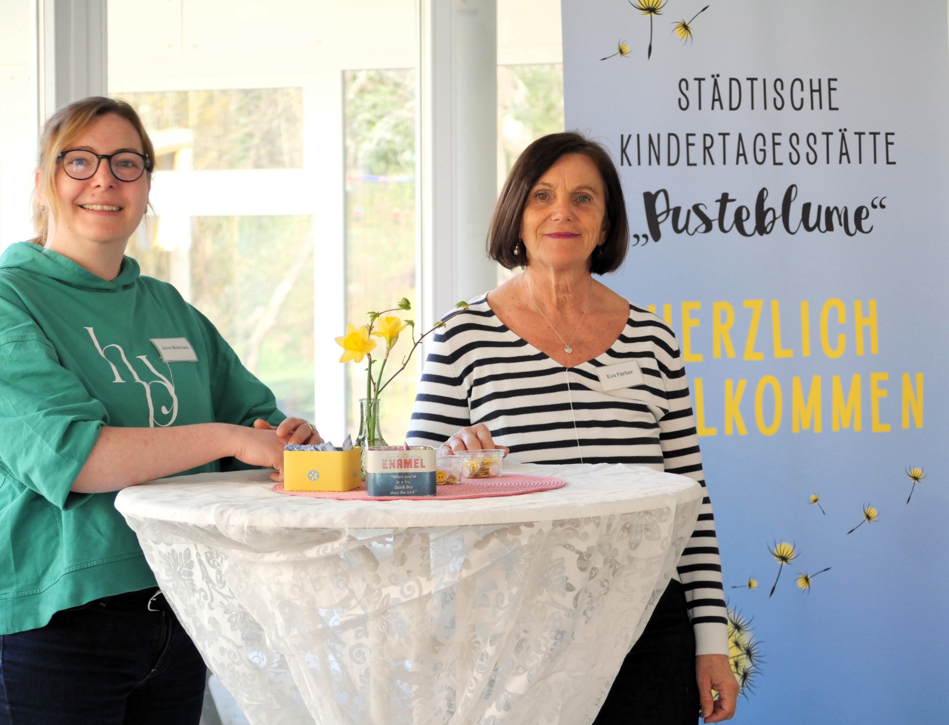 Eva Färber (re.), Leiterin der städtischen Kita Pusteblume, und ihre Stellvertreterin Jane Mäkitalo (li.) standen gemeinsam mit dem Team der Kita für Fragen rund um die Einrichtung und ihre Arbeit zur Verfügung.