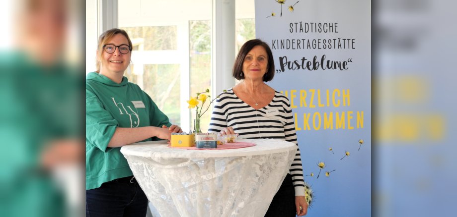 Eva Färber (re.), Leiterin der städtischen Kita Pusteblume, und ihre Stellvertreterin Jane Mäkitalo (li.) standen gemeinsam mit dem Team der Kita für Fragen rund um die Einrichtung und ihre Arbeit zur Verfügung. Eva Färber (re.), Leiterin der städtischen Kita Pusteblume, und ihre Stellvertreterin Jane Mäkitalo (li.) standen gemeinsam mit dem Team der Kita für Fragen rund um die Einrichtung und ihre Arbeit zur Verfügung.