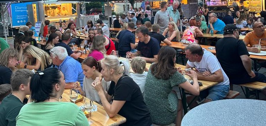 1.)	Vom 10. bis 12. April macht auf dem Parkplatz des Kronberger Waldschwimmbads erstmals die „Foodtruck Meile“ Station. Unter dem Dach der neuen großflächigen Photovoltaik-Anlage können sich die Besucher eine große Auswahl an Snacks aus aller Welt schmecken lassen.