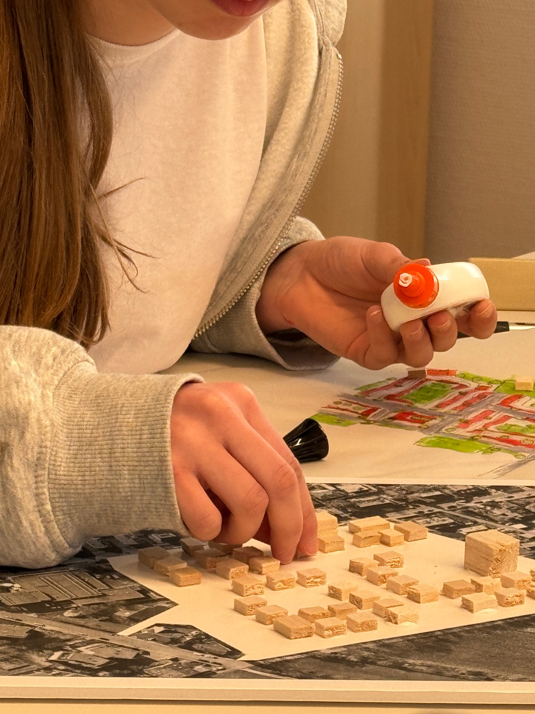 Wie die Profis konnten die Teilnehmerinnen im Fachreferat Stadtentwicklung und Umwelt Modelle für moderne Wohnquartiere und naturnahe Kinderspielplätze entwerfen.