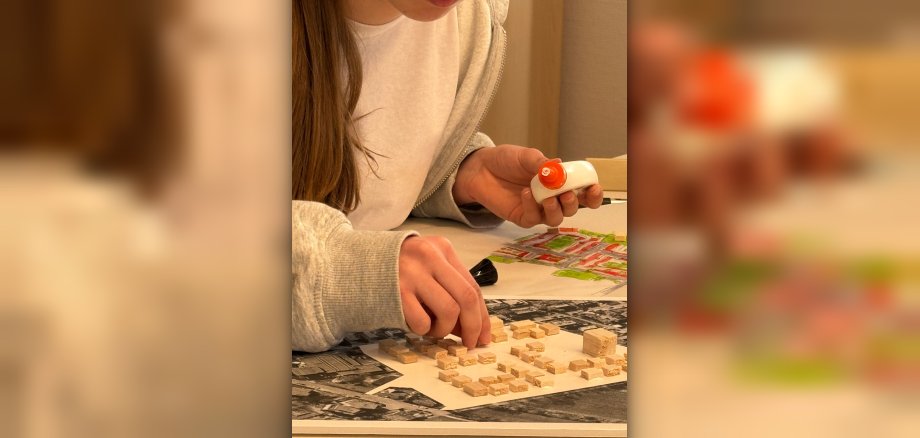 Wie die Profis konnten die Teilnehmerinnen im Fachreferat Stadtentwicklung und Umwelt Modelle für moderne Wohnquartiere und naturnahe Kinderspielplätze entwerfen.