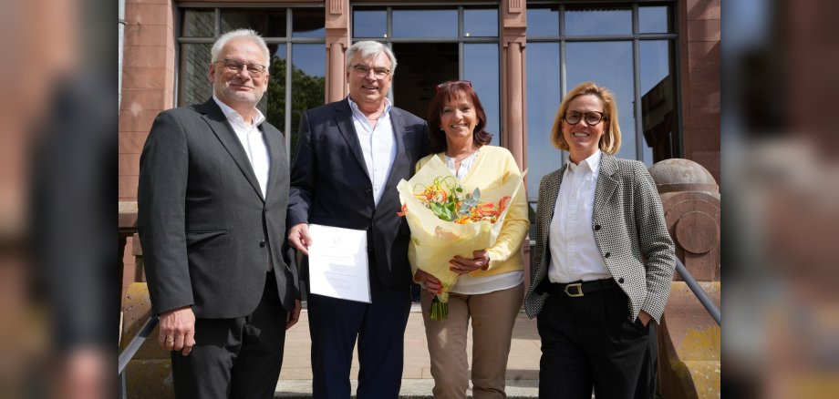 Seit 25 Jahren gehört Oliver Schneider (2.v.li.) dem Oberhöchstädter Ortsgericht an. Dazu gratulierten die stellvertretende Direktorin des Königsteiner Amtsgerichts, Nicole Demme (re.), und Kronbergs Bürgermeister Christoph König (li.), verbunden mit einem herzlichen Dank an Fritzi Schneider (2.v.li.), die ihren Ehemann in seinem Engagement unterstützt.