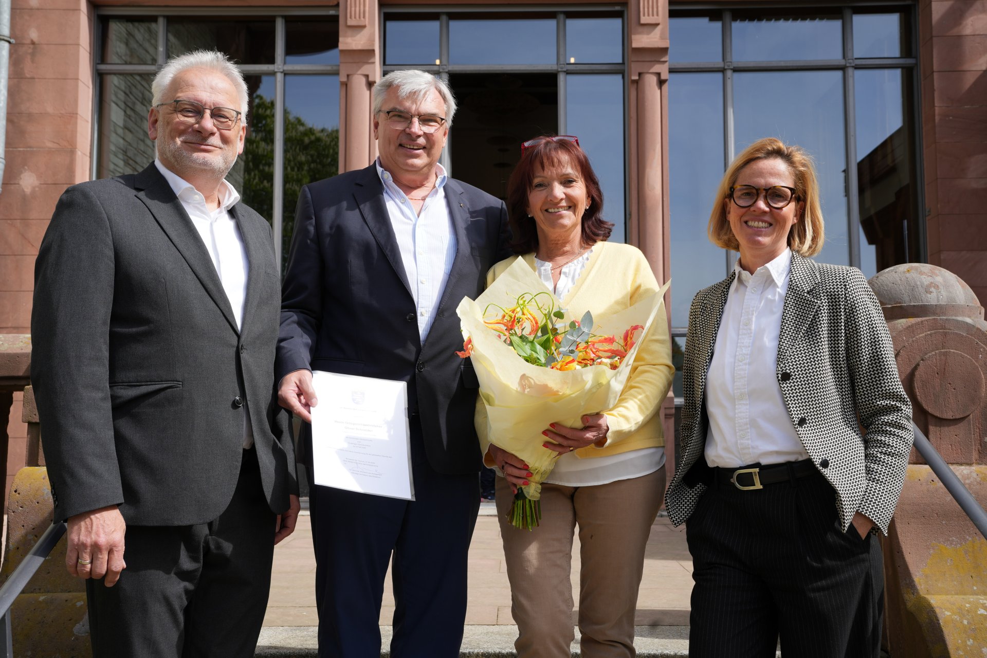 Seit 25 Jahren gehört Oliver Schneider (2.v.li.) dem Oberhöchstädter Ortsgericht an. Dazu gratulierten die stellvertretende Direktorin des Königsteiner Amtsgerichts, Nicole Demme (re.), und Kronbergs Bürgermeister Christoph König (li.), verbunden mit einem herzlichen Dank an Fritzi Schneider (2.v.li.), die ihren Ehemann in seinem Engagement unterstützt.