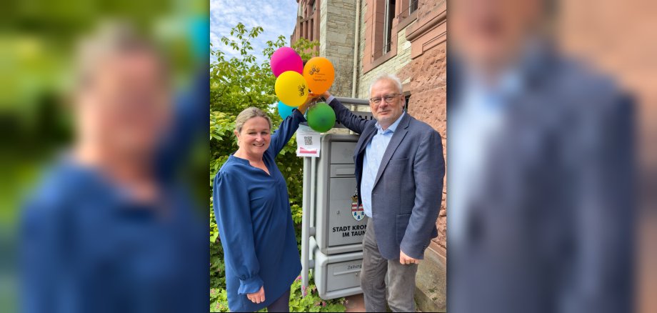 Mit bunten Luftballons wird in dieser Woche auch am Kronberger Rathaus auf die Arbeit der Kindertagespflege aufmerksam gemacht. Bürgermeister Christoph König (re.) und Fachbereichsleiterin Britta Markloff (li.) schätzen dieses Angebot als unverzichtbare Stütze der kommunalen Kinderbetreuung.