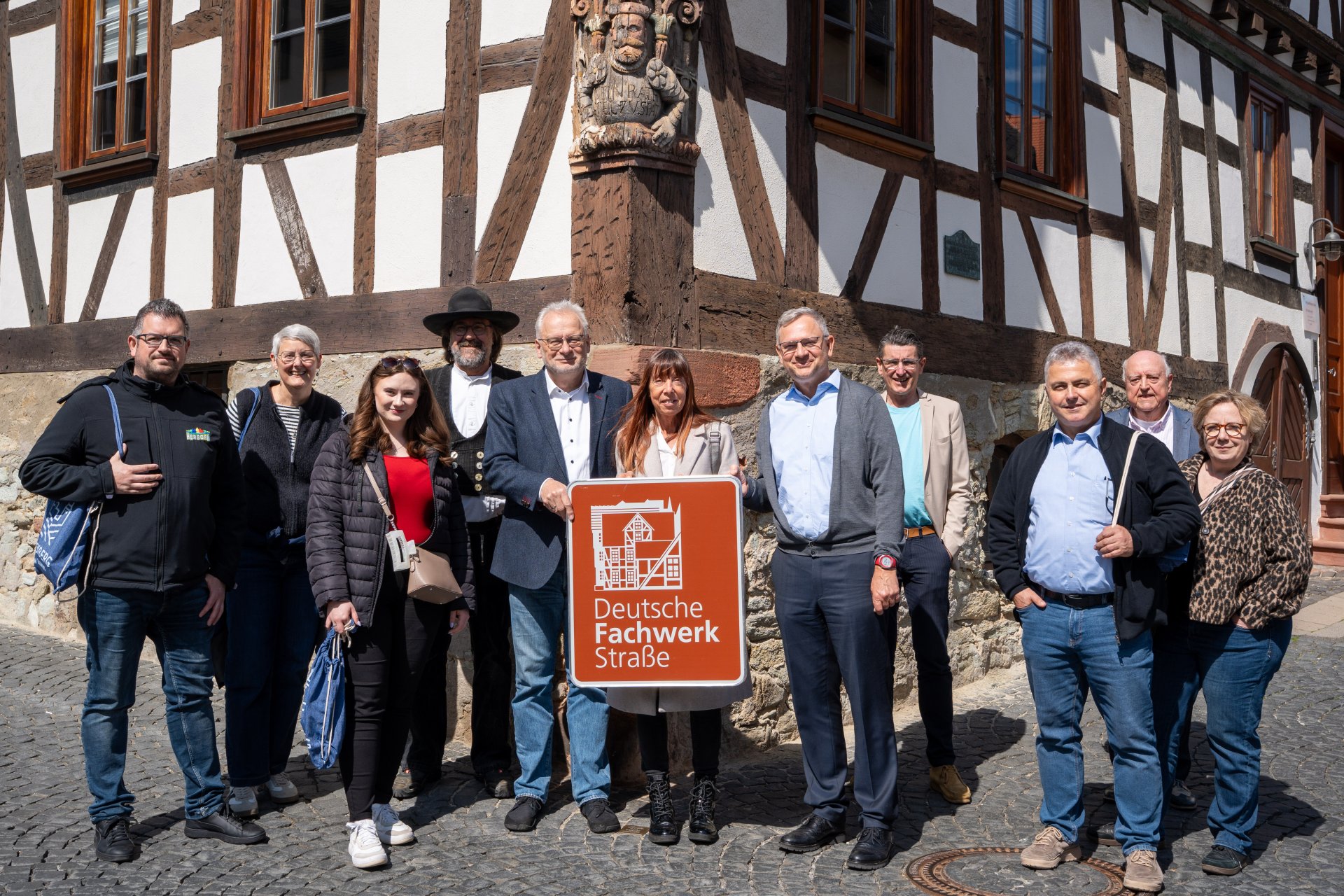 1.)	Im Anschluss an ihr Regionalstrecken-Treffen in Kronberg verschafften sich die Fachwerkstraßen-„Nachbarn“ in Begleitung von Bürgermeister Christoph König (5.v.li.) und Erstem Stadtrat Heiko Wolf (4.v.re.) einen Eindruck von der Altstadt. Burgstadt-Kenner Horst Neugebauer (2.v.re.) führte die Gäste natürlich auch zu den „Drei Rittern“, einem der ältesten Häuser der Stadt.