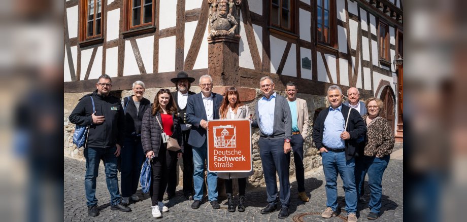 1.)	Im Anschluss an ihr Regionalstrecken-Treffen in Kronberg verschafften sich die Fachwerkstraßen-„Nachbarn“ in Begleitung von Bürgermeister Christoph König (5.v.li.) und Erstem Stadtrat Heiko Wolf (4.v.re.) einen Eindruck von der Altstadt. Burgstadt-Kenner Horst Neugebauer (2.v.re.) führte die Gäste natürlich auch zu den „Drei Rittern“, einem der ältesten Häuser der Stadt.