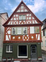 3.)	Das Haus Hembus in der Friedrich-Ebert-Straße ist ein ganz aktuelles Beispiel dafür, mit wie viel Engagement und Liebe zum Detail die Kronbergerinnen und Kronberger das Herzstück der Altstadt erhalten.