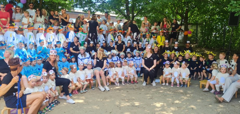Gemeinsam mit dem Team der Kindertagesstätte und vielen Eltern und Geschwistern begaben sich die Mädchen und Jungen der Kita „Schöne Aussicht“ auf die Suche nach dem Glück
