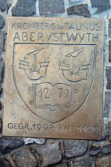 Plakette für die Partnerstadt Aberystwyth vor dem Partnerschaftsbrunnen Plakette für die Partnerstadt Aberystwyth vor dem Partnerschaftsbrunnen