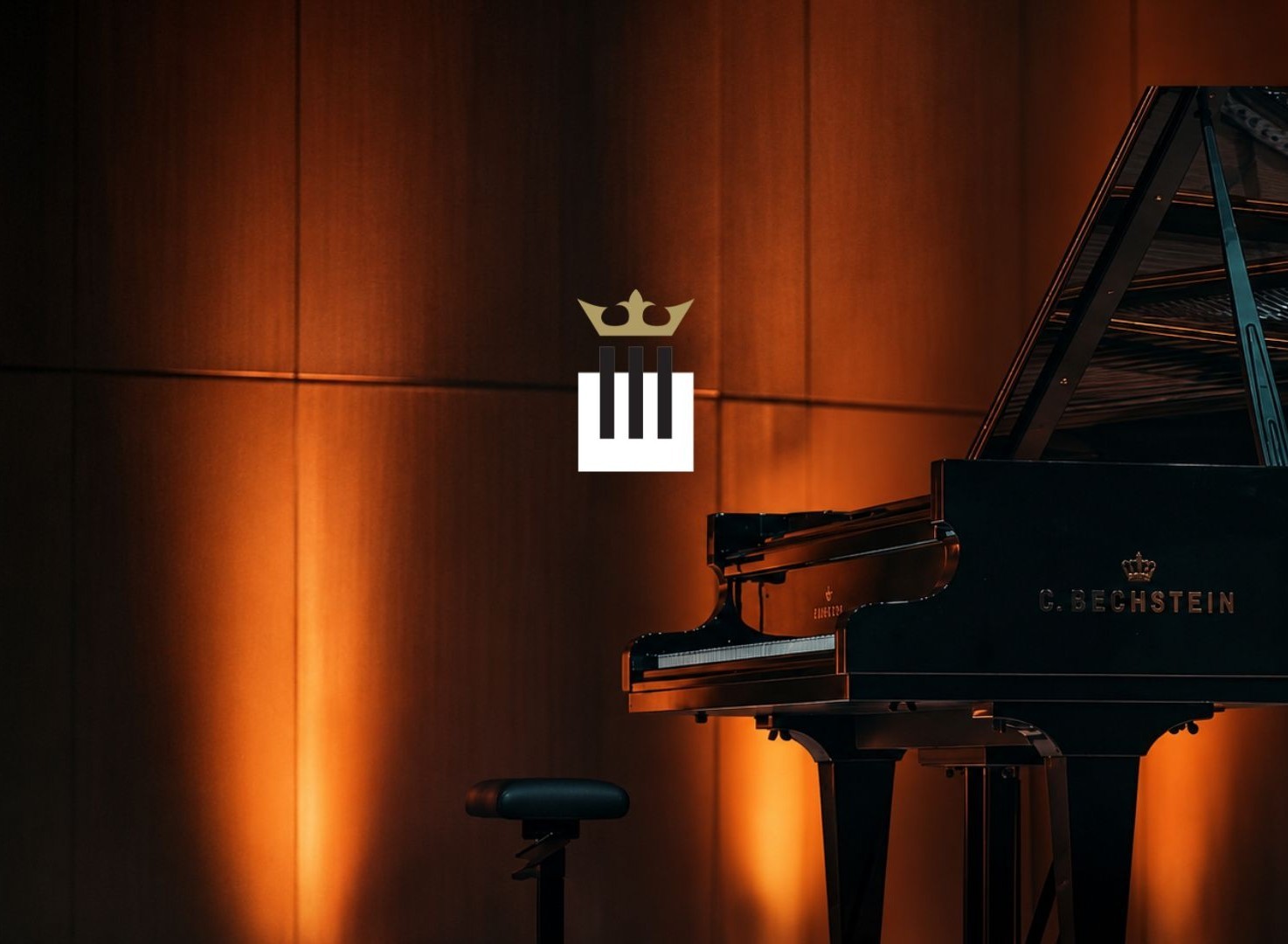 Konzert der Nominierten Schwarzer C. Bechstein Konzertflügel auf einer stimmungsvoll beleuchteten Bühne mit Logo