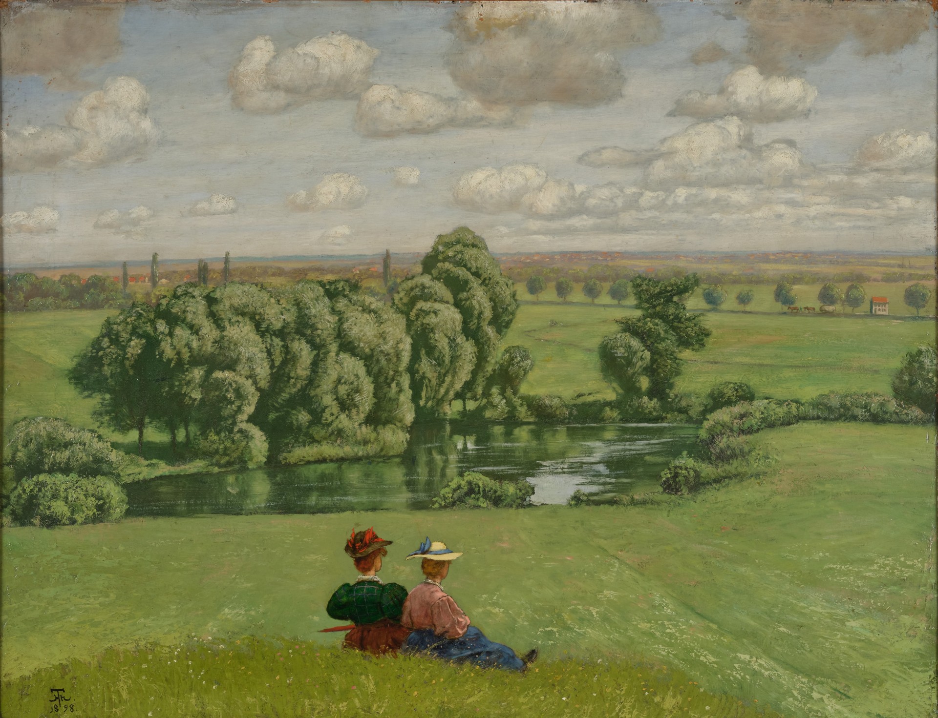 Ölgemälde Ölgemälde einer weiten, grünen Sommerlandschaft unter einem bewölkten Himmel. Im Vordergrund sitzen zwei elegant gekleidete Frauen mit Hüten von hinten betrachtet im Gras auf einer Anhöhe. Ihr Blick richtet sich auf ein von Bäumen umgebenes Gewässer im Mittelgrund. Dahinter erstrecken sich weite, grüne Felder und Wiesen bis zum Horizont, wo vereinzelt winzige Häuser zu sehen sind. Das Bild strahlt eine friedliche, ländliche Atmosphäre aus. (Hinweis zur Barrierefreiheit: Das Werk stammt vom deutschen Maler Hans Thoma aus dem Jahr 1898).