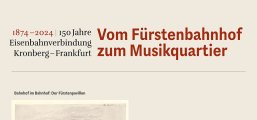 Eine beige Informationstafel mit der Überschrift „1874–2024 | 150 Jahre Eisenbahnverbindung Kronberg–Frankfurt“ auf der linken Seite. Rechts daneben steht in großen, roten Buchstaben der Titel „Vom Fürstenbahnhof zum Musikquartier“. Darunter trennt eine feine Linie den Kopfbereich ab. Im unteren Bereich folgt der schwarze Untertitel „Bahnhof im Bahnhof: Der Fürstenpavillon“, gefolgt vom oberen Rand einer historischen Zeichnung oder Skizze