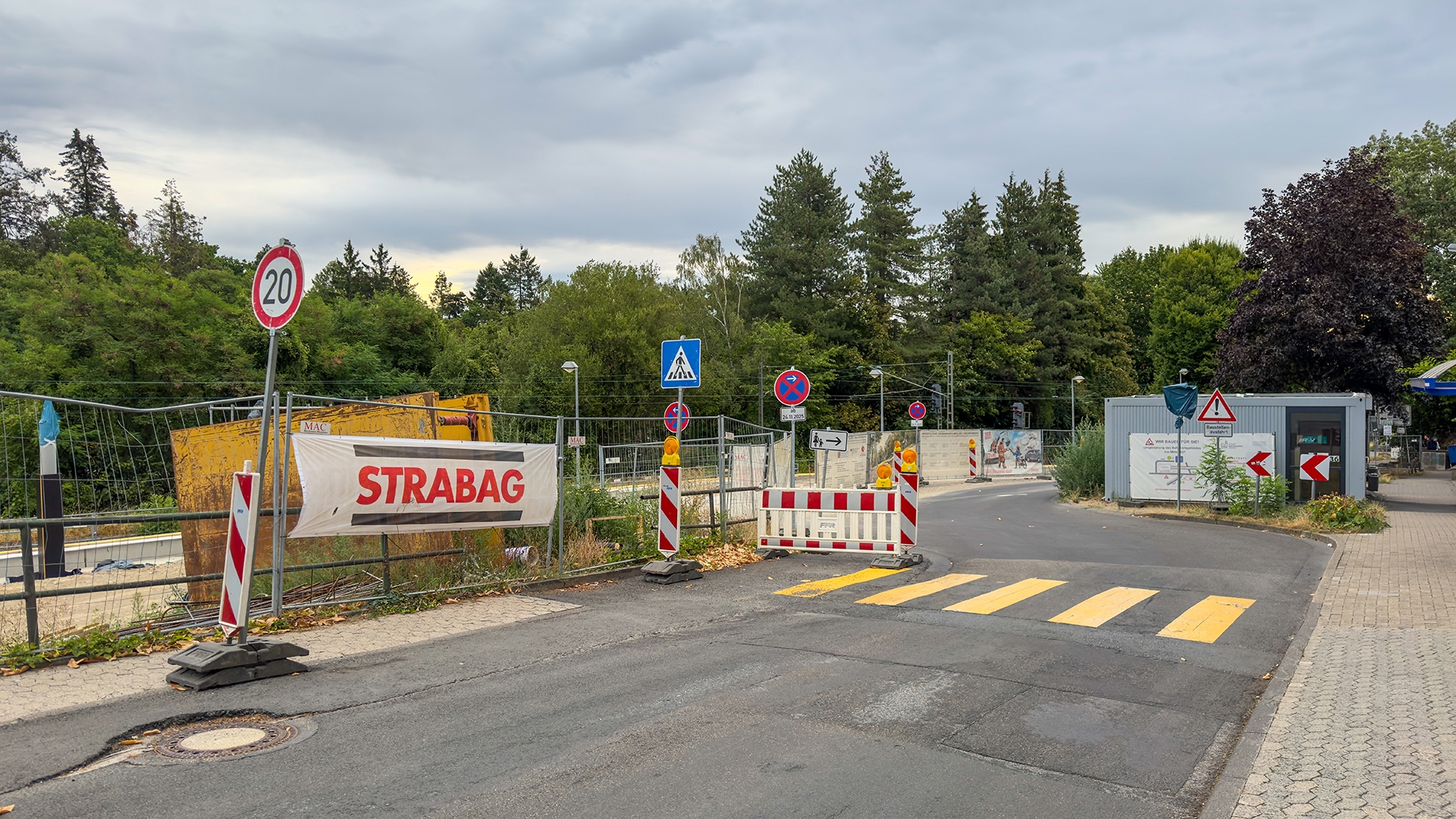 Baupahse II Vorrangiges Ziel der Bauphase II ist die Verlagerung und Entzerrung im Einmündungsbereich von Oberer und unterer Bahnhofstraße. Zu diesem Zweck wird die Obere Bahnhofstraße für die Dauer der Arbeiten zur Sackgasse.