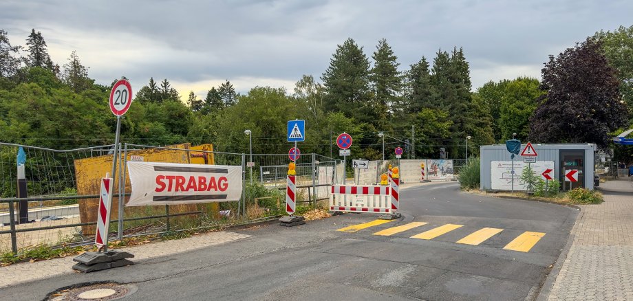 Baupahse II Vorrangiges Ziel der Bauphase II ist die Verlagerung und Entzerrung im Einmündungsbereich von Oberer und unterer Bahnhofstraße. Zu diesem Zweck wird die Obere Bahnhofstraße für die Dauer der Arbeiten zur Sackgasse.