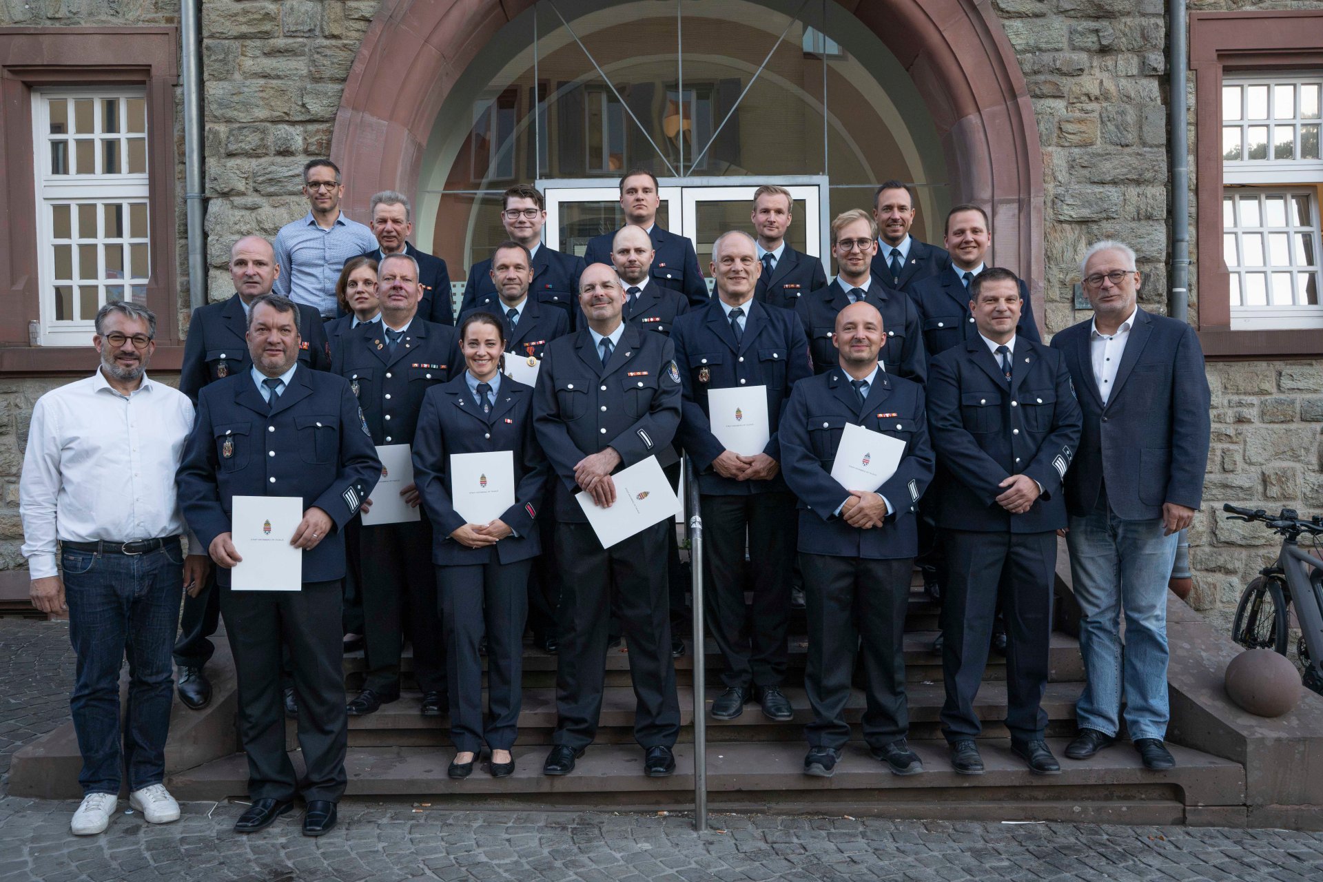 Leistungsprämie FFW Sie sind die ersten Mitglieder der Kronberger Feuerwehren, die die neue Leistungsprämie der Stadt erhalten haben. Für den damit verbundenen, langjährigen Einsatz für das Gemeinwesen dankten Stadtverordnetenvorsteher Andreas Knoche (), Bürgermeister Christoph König, Stadtbrandinspektor Thorsten Nuhn wie auch Daniel Höber, der Leiter des städtischen Fachreferats „Bevölkerungsschutz“.